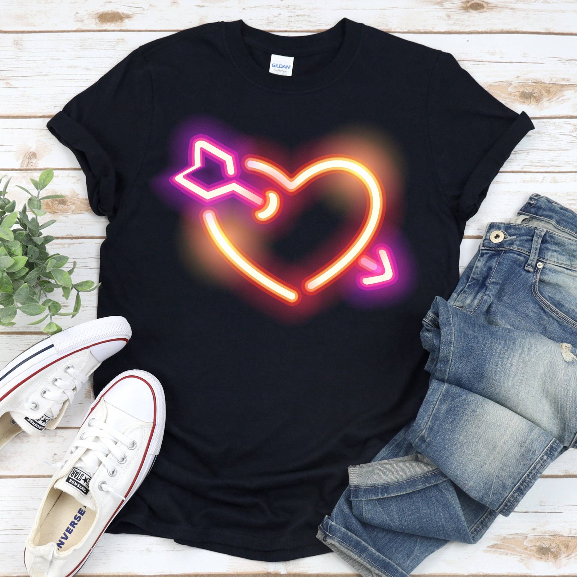 Amor Pfeil Neon Shirt, T-Shirt, Ich Liebe Dich T-Shirt, Herz-Shirt, Geschenk Für Sie, Lichter, Neon-T-Shirt, Trendige T-Shirt, Frauen von LittleBirdsStudioUSA