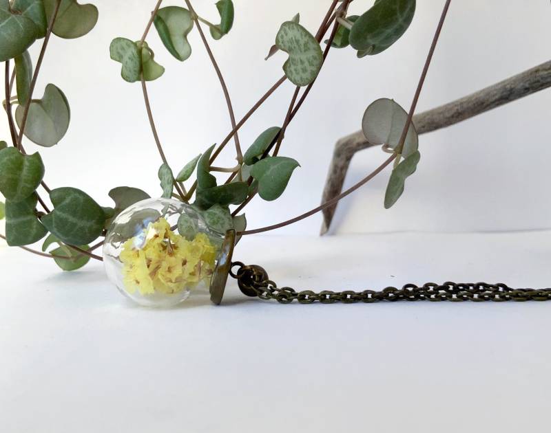 Halskette Mit Gelben Blumen in Glaskugel, Muttertag, Jahrestag, Geschenk Für Die Frau von LittleBitBijoux