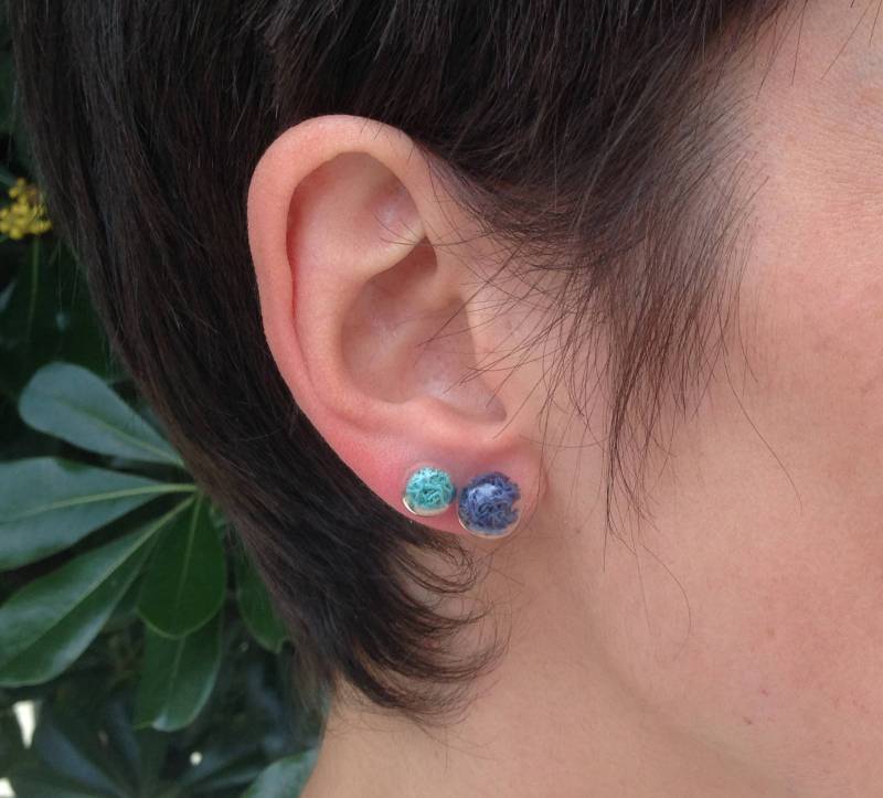 Kleine Farbige Lappenohrringe, Helle Mädchenohrringe, Kleine Kugelohrringe von LittleBitBijoux