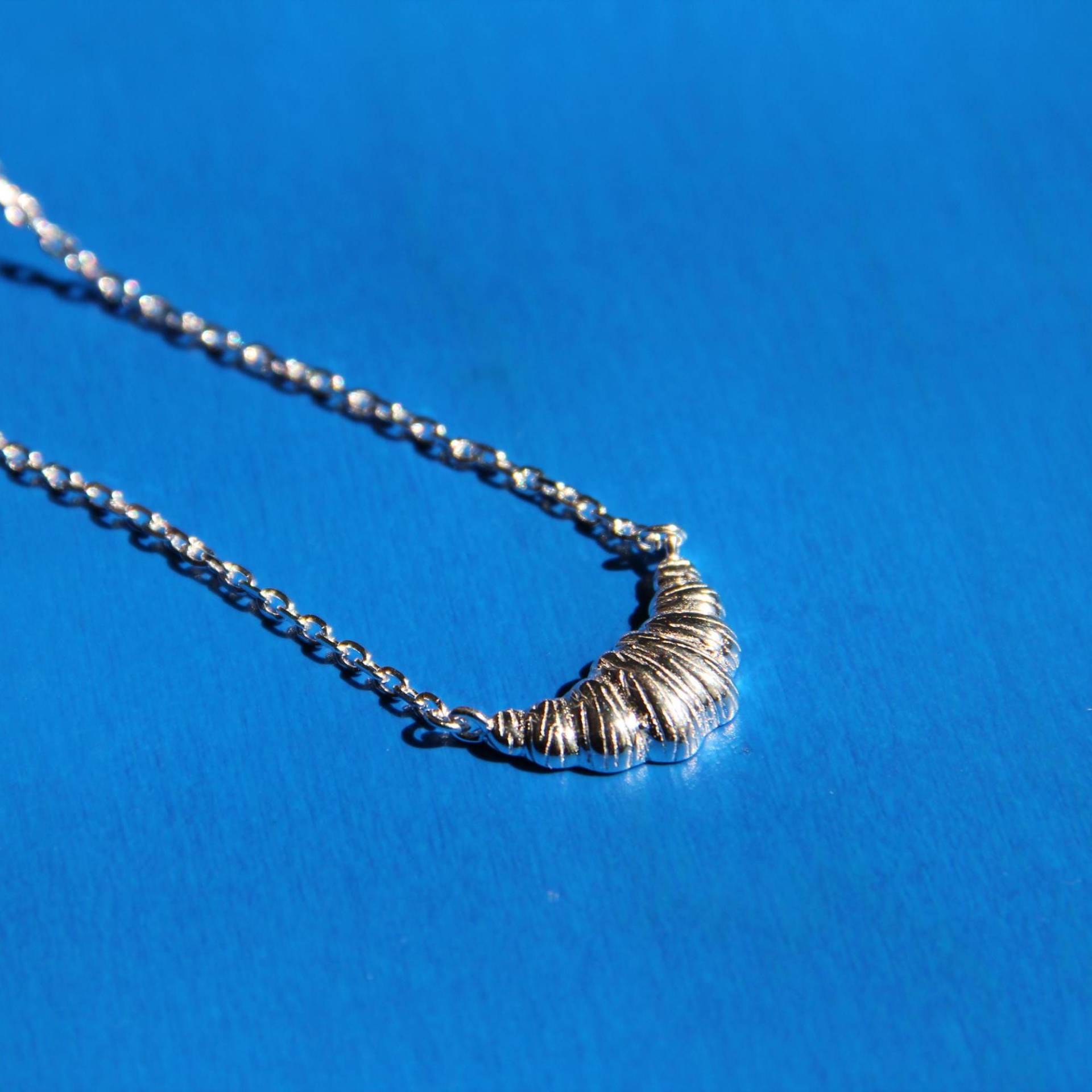 Go Picknick Croissant Sterling Silber Halskette Nls987 Go Picknick Croissant Sterling Silber Halskette Nls987 von LittleBlueDoorByZhuo