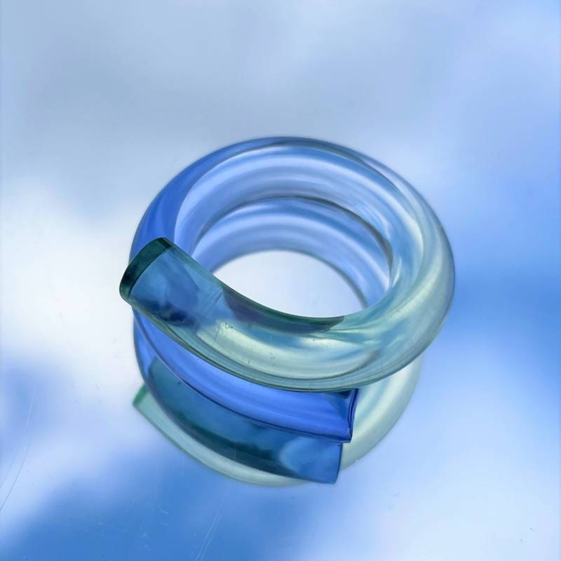 statement Acrylglas Harz Transparent Handgefertigte Ringe - Schlaufe Zweifarbig von LittleBlueDoorByZhuo