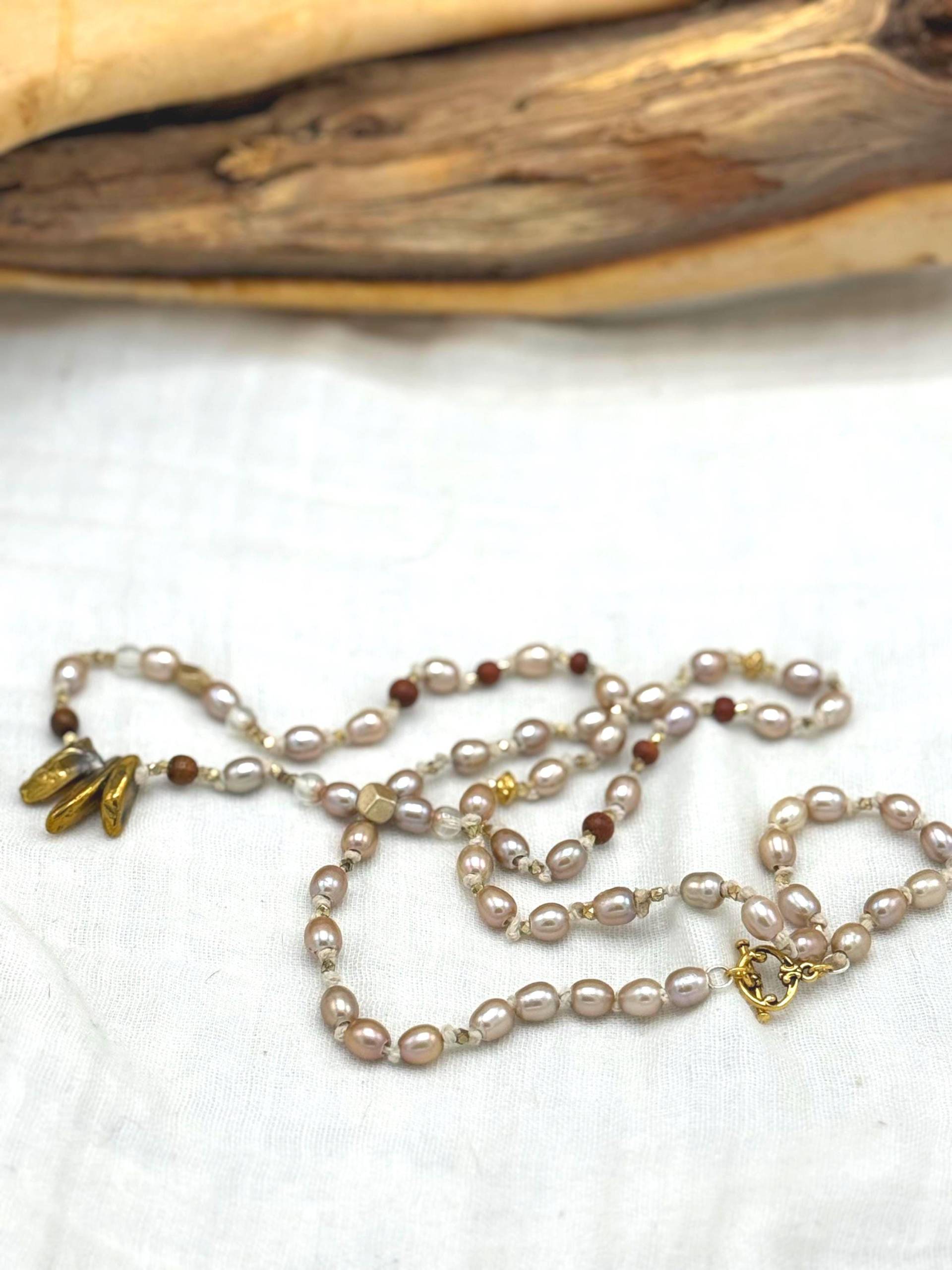 Shades Of Light Lange Perlenkette Mit Vergoldeten Kristallen von LittleBlueDotDesigns