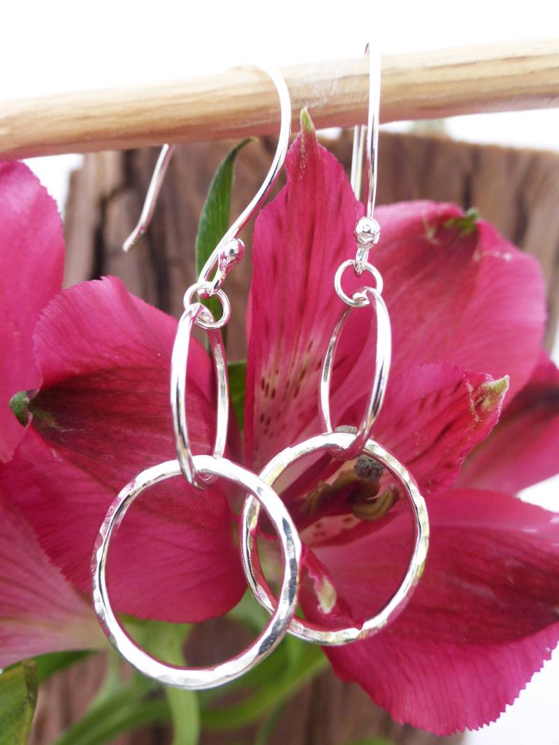 Handgemachte Ineinandergreifende Kreis-Ohrringe Aus Sterlingsilber Zartes Offenes Hoop-Design von LittleBlueGecko