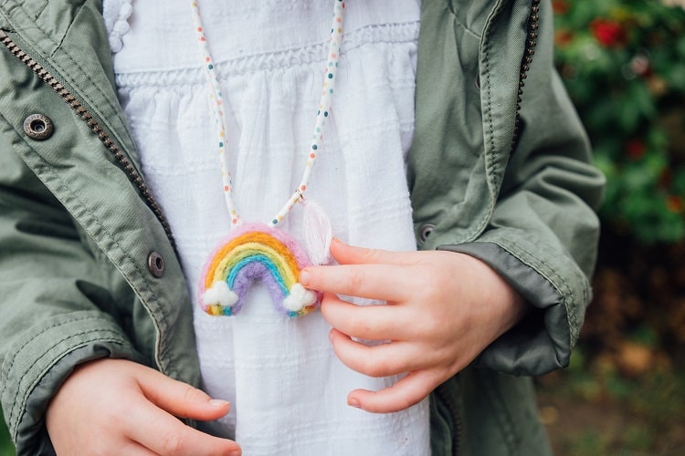 Regenbogen Halskette, Filz Regenbogen, Geburtstag Favor, Kinder Schmuck, Kleine Blaue Olive, Frühling, Osternest, Geschenk von LittleBlueOliveShop