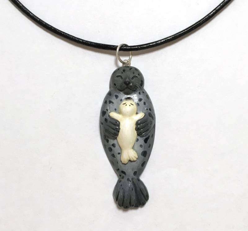 Fimo Siegel Umarmt Halskette, Mutter Und Baby Tier Schmuck, Neue Geschenk, Robbe Charme von LittleBlueSeal