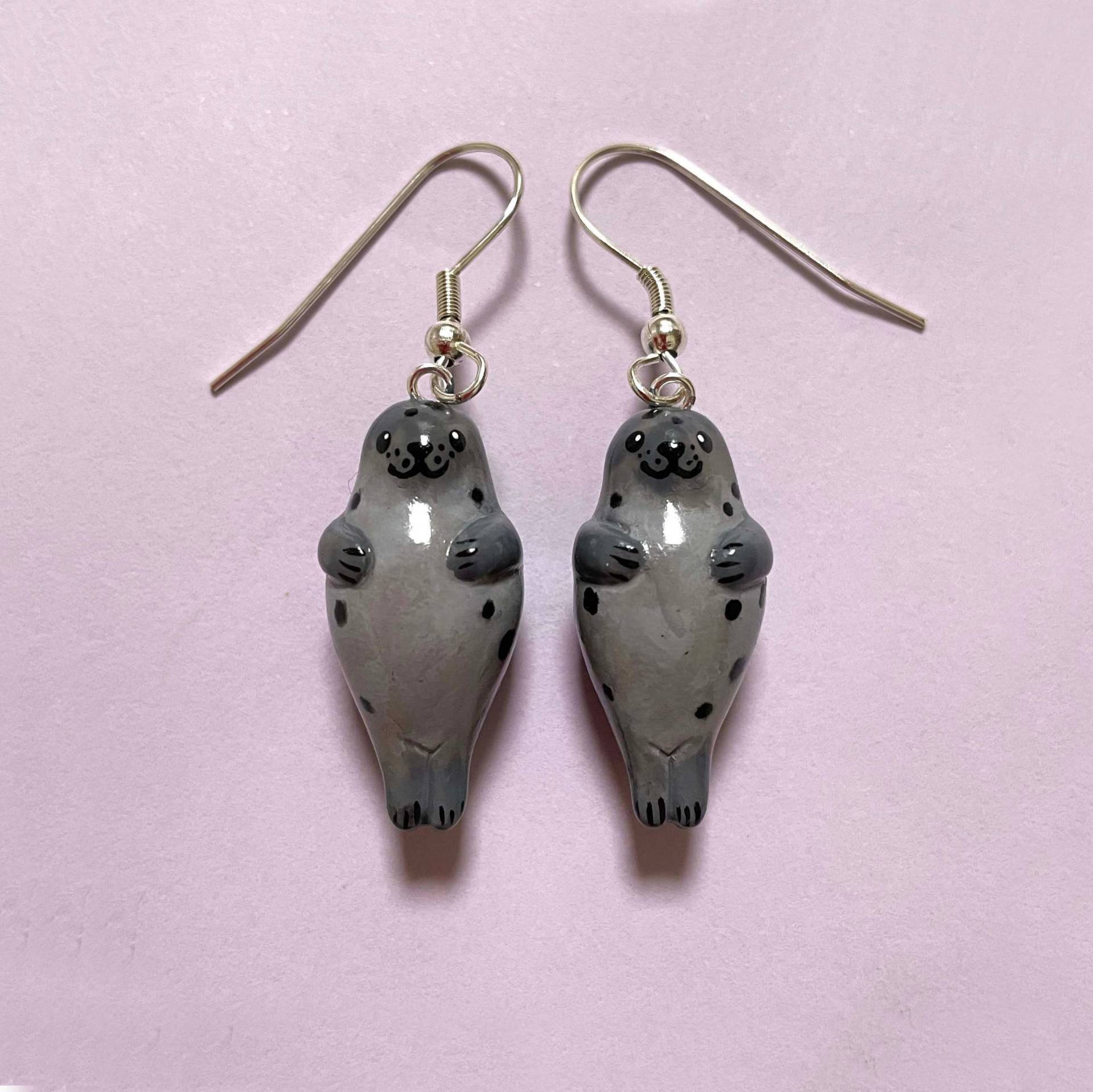 Miniatur Robbe Ohrringe, Kleine Tier Schmuck, Kegelrobbe, Geschenk, Hafenrobbe Meereskreatur Fimo Ohrringe Miniatur Robbe Ohrringe, Kleine Tier Schmuck, Kegelrobbe, Geschenk, Hafenrobbe Meereskreatur Fimo Ohrringe von LittleBlueSeal