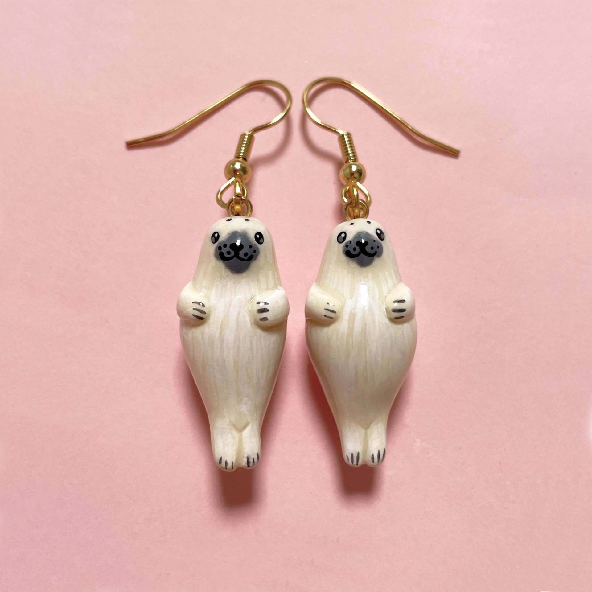 Winzige Weiße Ohrringe, Polymer Clay Anhänger, Miniatur Tier Schmuck, Niedliche Baby Robbe Ohrringe Winzige Weiße Ohrringe, Polymer Clay Anhänger, Miniatur Tier Schmuck, Niedliche Baby Robbe Ohrringe von LittleBlueSeal
