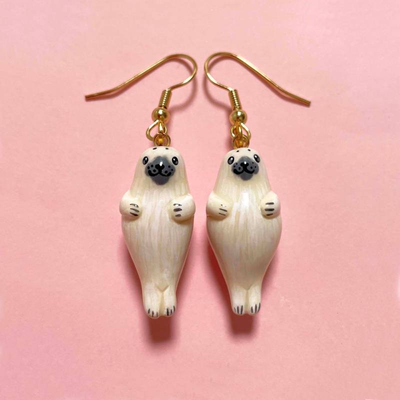 Winzige Weiße Ohrringe, Polymer Clay Anhänger, Miniatur Tier Schmuck, Niedliche Baby Robbe Ohrringe von LittleBlueSeal