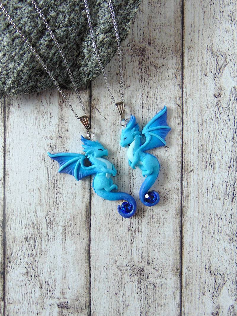 Blauer Drache Freundschafts Ketten Set - Handgefertigter Fantasy Schmuck Blauer Drache Freundschafts Ketten Set - Handgefertigter Fantasy Schmuck von LittleBreezesCrafts