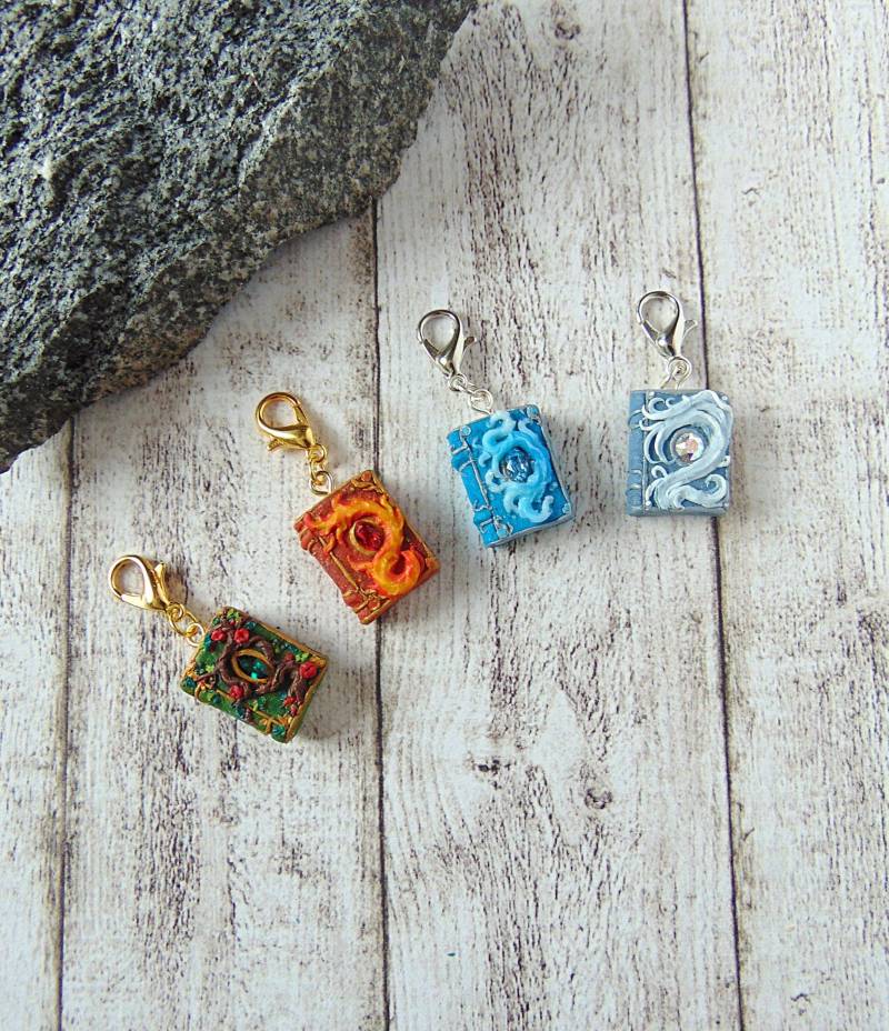 Elementare Zauberbuch Anhänger Für Bettelarmband - Fimo Fantasie Schmuck Mit Swarovski Elements von LittleBreezesCrafts