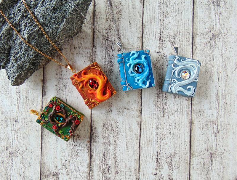 Elementare Zauberbuch Halskette - Fimo Fantasie Schmuck Mit Swarovski Elements von LittleBreezesCrafts
