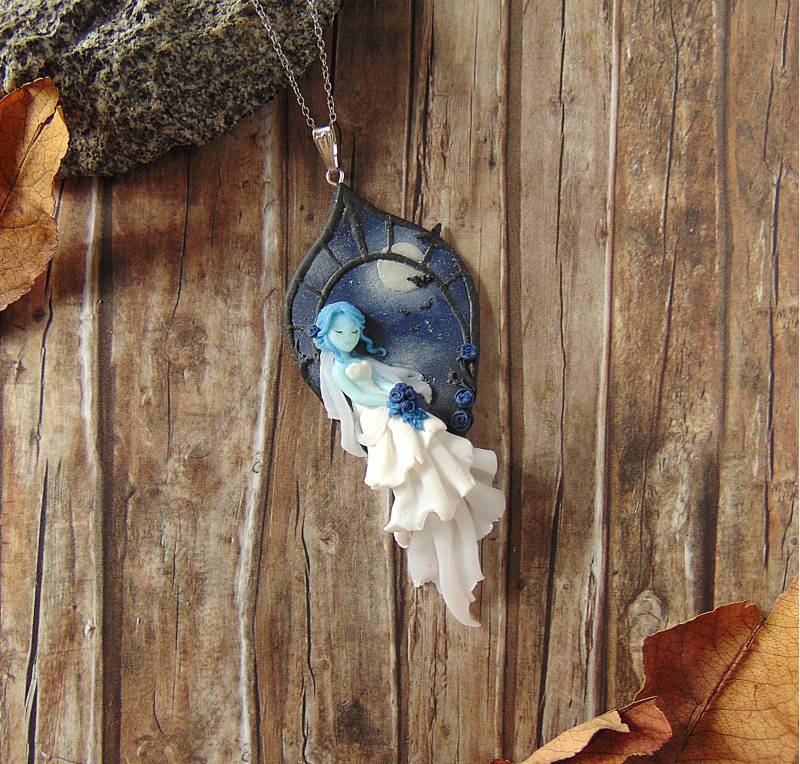Geister Braut Halskette - Fimo Schmuck Im Dunkeln Leuchtender Anhänger Geister Braut Halskette - Fimo Schmuck Im Dunkeln Leuchtender Anhänger von LittleBreezesCrafts