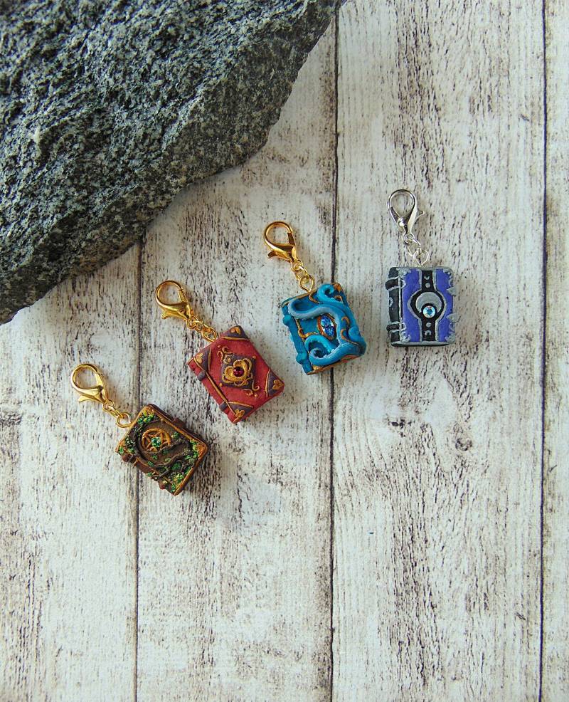 Hexen Zauberbuch Anhänger Für Bettelarmband - Fimo Fantasie Schmuck Mit Swarovski Elements Hexen Zauberbuch Anhänger Für Bettelarmband - Fimo Fantasie Schmuck Mit Swarovski Elements von LittleBreezesCrafts