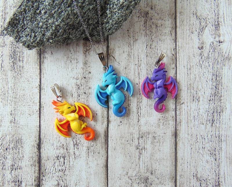 Kleine Drachen Anhänger - Handgefertigter Fantasy Schmuck Kleine Drachen Anhänger - Handgefertigter Fantasy Schmuck von LittleBreezesCrafts