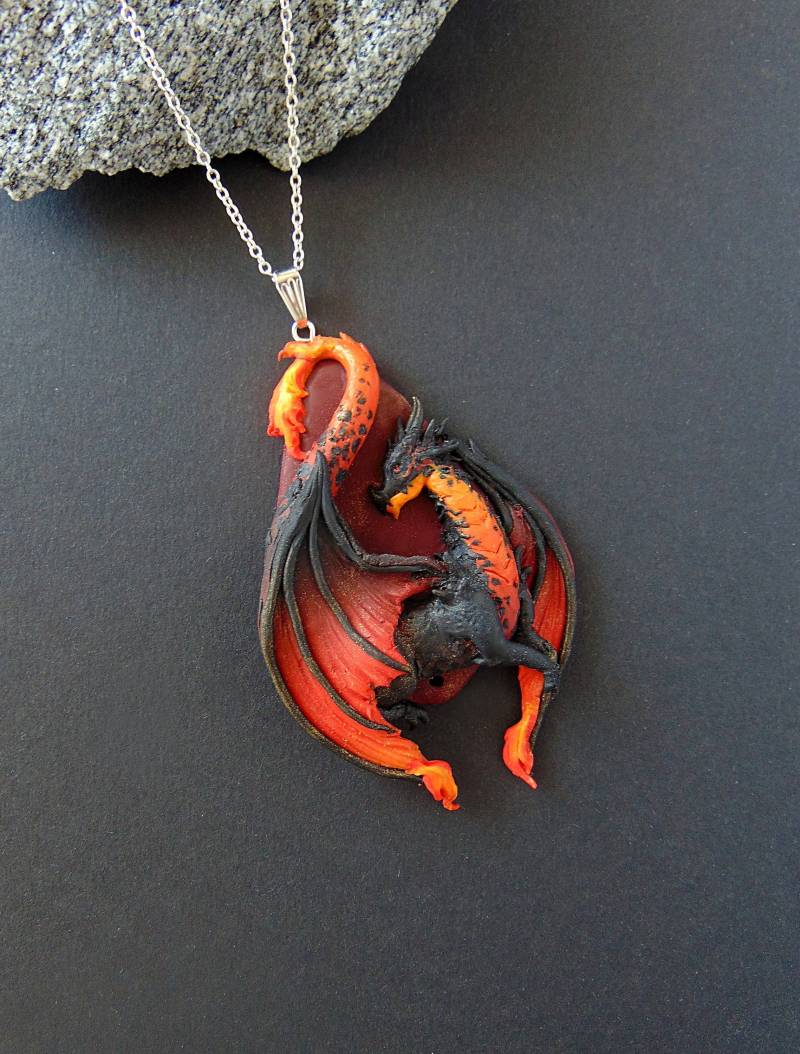 Magma Drache Halskette - Schwarzer Fimo Schmuck Drachen Feuer Anhänger Fantasy von LittleBreezesCrafts