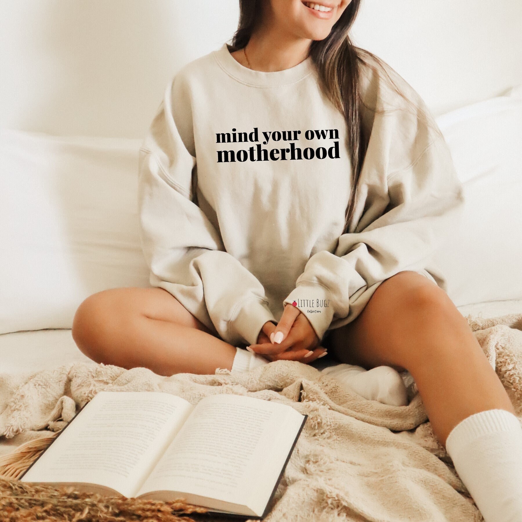 Mind Your Own Motherhood Sweatshirt, Muttertagspullover, Gemütliches Mama Geschenk Für Mama, Muttertagsgeschenk von LittleBugzCollection