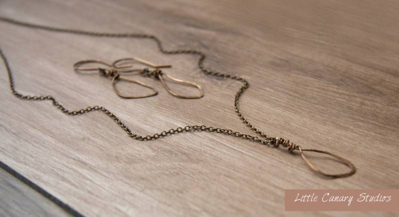 Zarte Messing Draht Anhänger Halskette Mit Passenden Ohrringen, Schlichte Und Ohrringe Set, Ohrringe Zarte Messing Draht Anhänger Halskette Mit Passenden Ohrringen, Schlichte Und Ohrringe Set, Ohrringe von LittleCanaryStudios