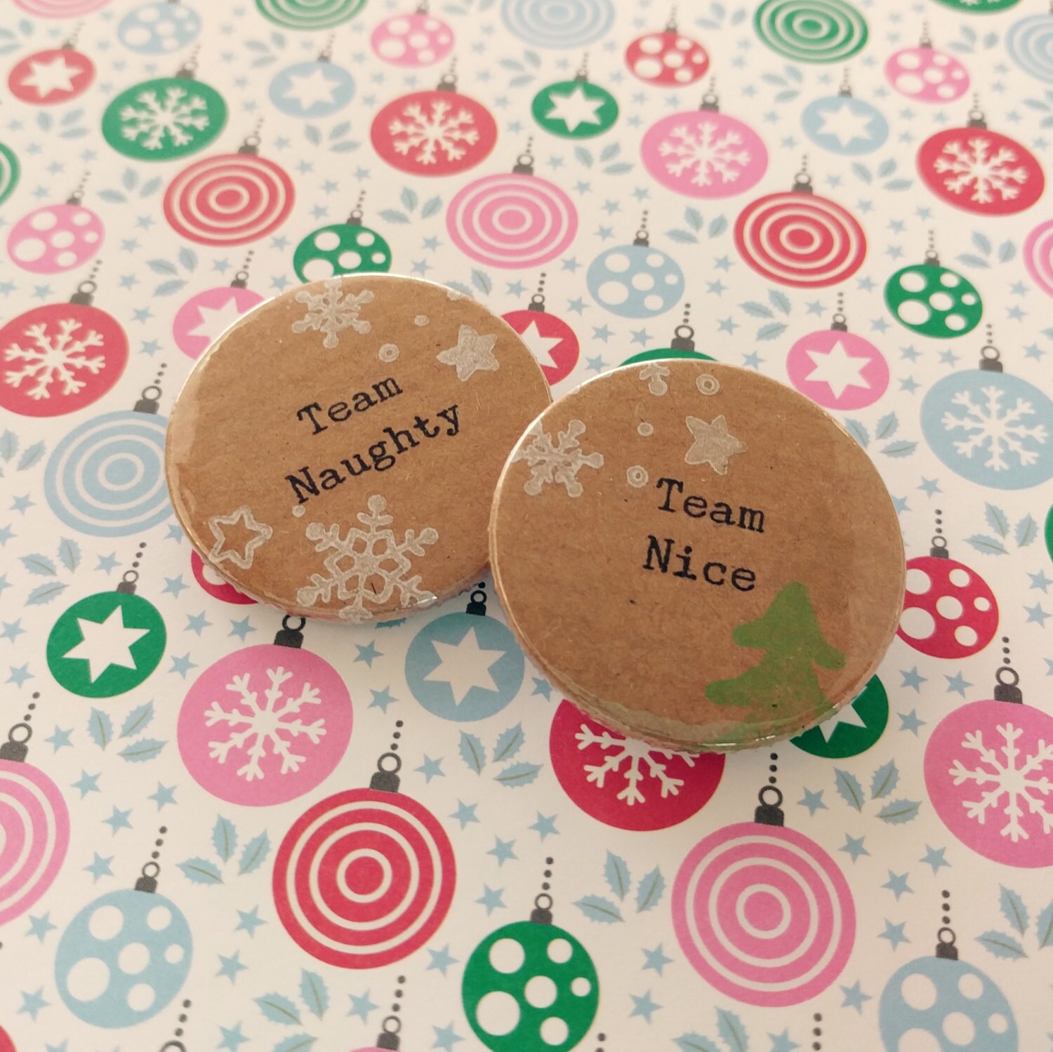 Handgemachte Weihnachtsabzeichen - Team Frech Schön Erhältlich Als Singles Oder Paar von LittleCardCupboard