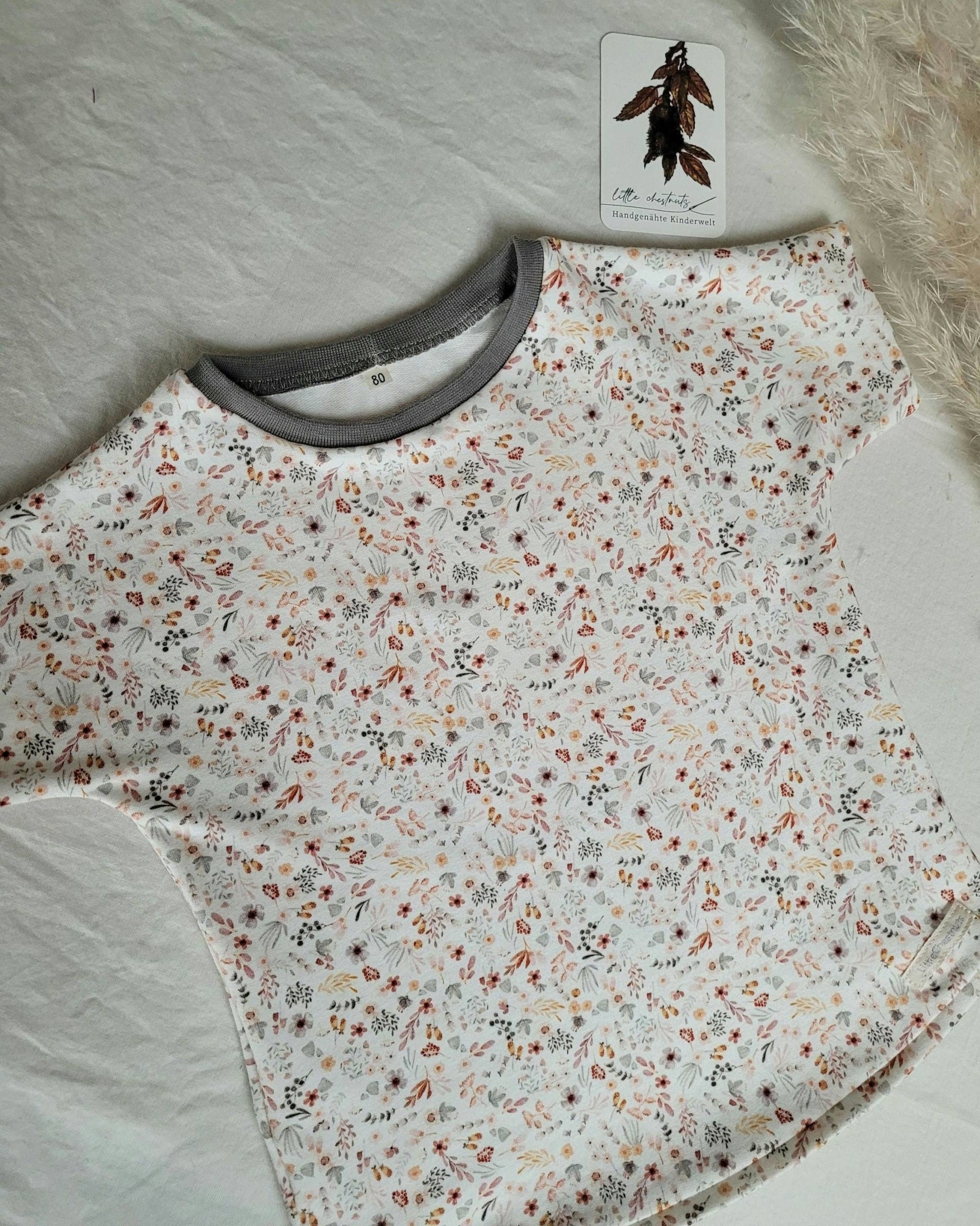 Kurzarm T-Shirt Mit Blumen Und Rundem Saum Aus French Terry | Bio - Ab Gr. 56 Blumenmeer Temperaturausgleichend von LittleChestnuts