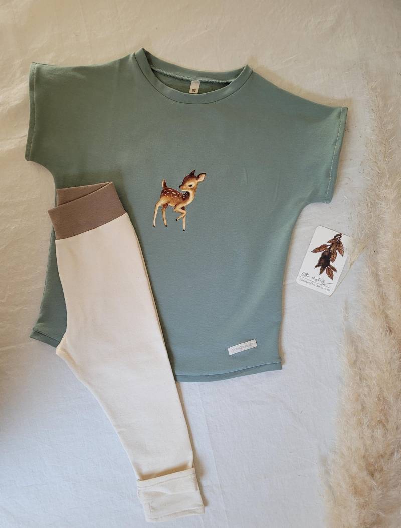 Sommerliches Kurzarm T-Shirt Mit Rundem Saum - Brusttasche Oder Bügelbild Reh Aus French Terry | Bio-Baumwolle Gr. 56 116 Schilfgrün von LittleChestnuts