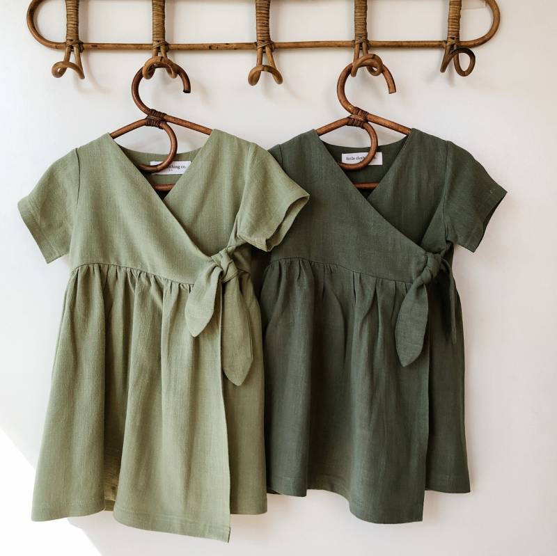 Mädchen Kinder Kurzarm Wickelkleid Größen 1 - 7 Teal & Sage Blumenmädchen von LittleClothingCoShop