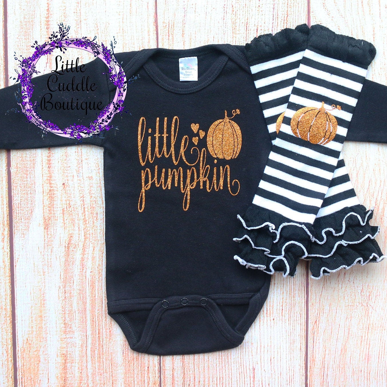 Kleine Kürbis Baby Outfit, 1. Halloween Beinwärmer, Erste Halloween von LittleCuddleBoutique