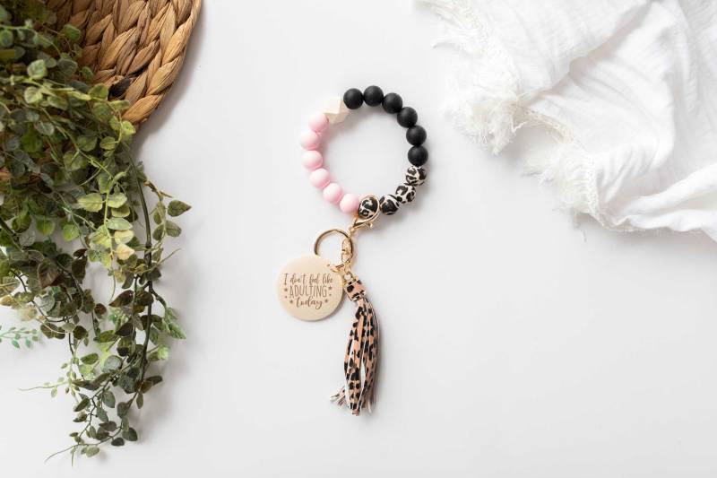 Personalisierte Silikon Bead Schlüsselanhänger Armband - Pink Gepard Mit Quaste Mädchen Damen Individuell Graviert von LittleDance