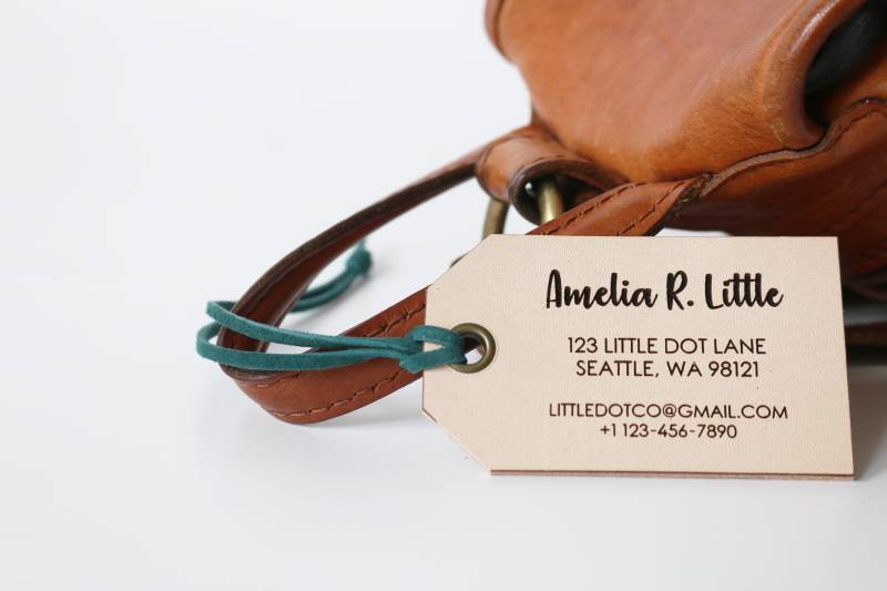 Leder Gepäckanhänger Hochzeit Brautjungfer Gravur Reisegeschenk Taschenanhänger Kinder Rucksack Valentinstag F3 von LittleDotStudio