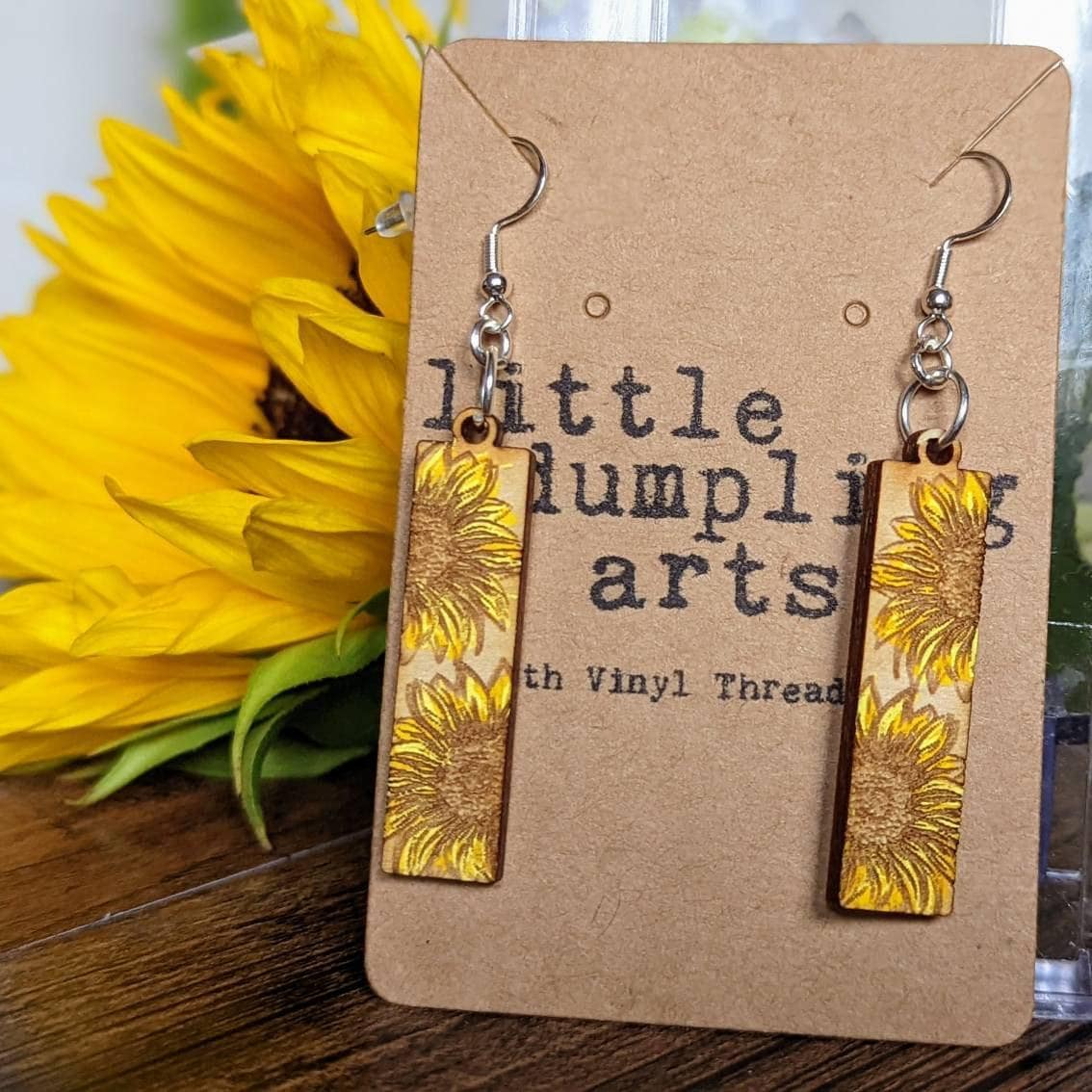 Handbemalte Holzohrringe in Form Einer Sonnenblume von LittleDumplingArts