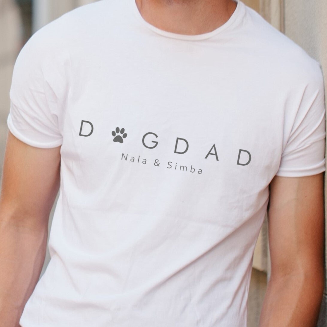T-Shirt Dogdad Inkl. Wunschname | Hundeliebhaber Accessoire Geschenkidee Haustier Hund Katze Personalisiert Unisex T-Shirt Dogdad Inkl. Wunschname | Hundeliebhaber Accessoire Geschenkidee Haustier Hund Katze Personalisiert Unisex von LittleFellowDE