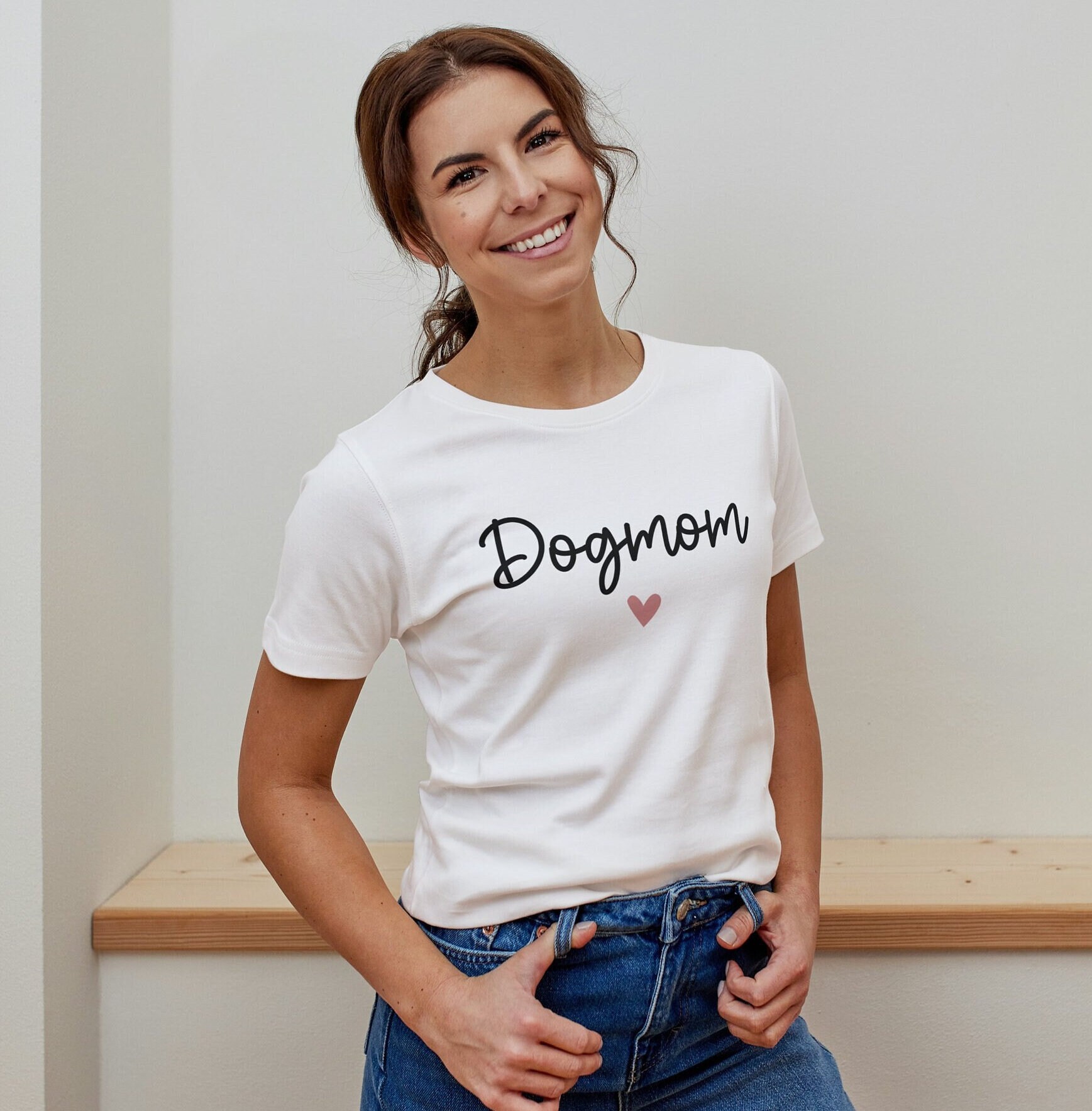 T-Shirt Dogmom Schreibschrift | Hundeliebhaber Accessoire Geschenkidee Haustier Hund Katze Personalisiert Unisex T-Shirt Dogmom Schreibschrift | Hundeliebhaber Accessoire Geschenkidee Haustier Hund Katze Personalisiert Unisex von LittleFellowDE