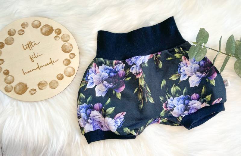Kurze Pumphose Baby Schwarze Blumen Gr. 50-86 von LittleFiliHandmade