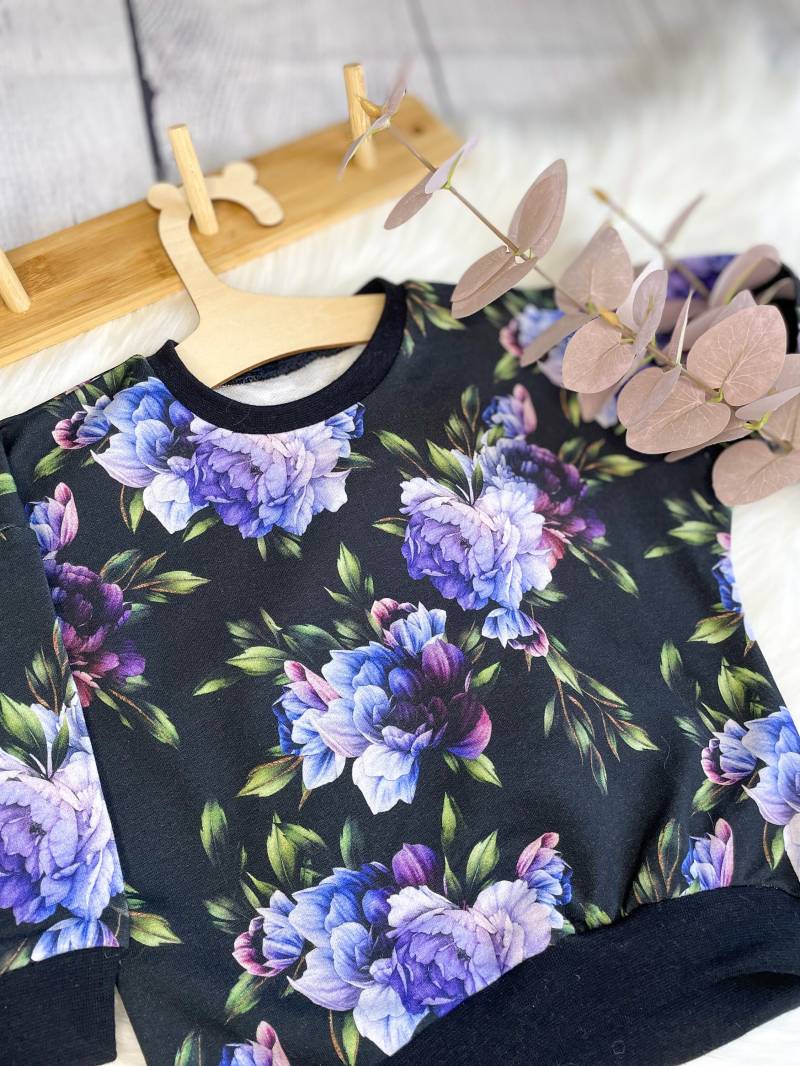 Oversize Sweater Pullover Schwarz Blumen Gr. 50-116 von LittleFiliHandmade