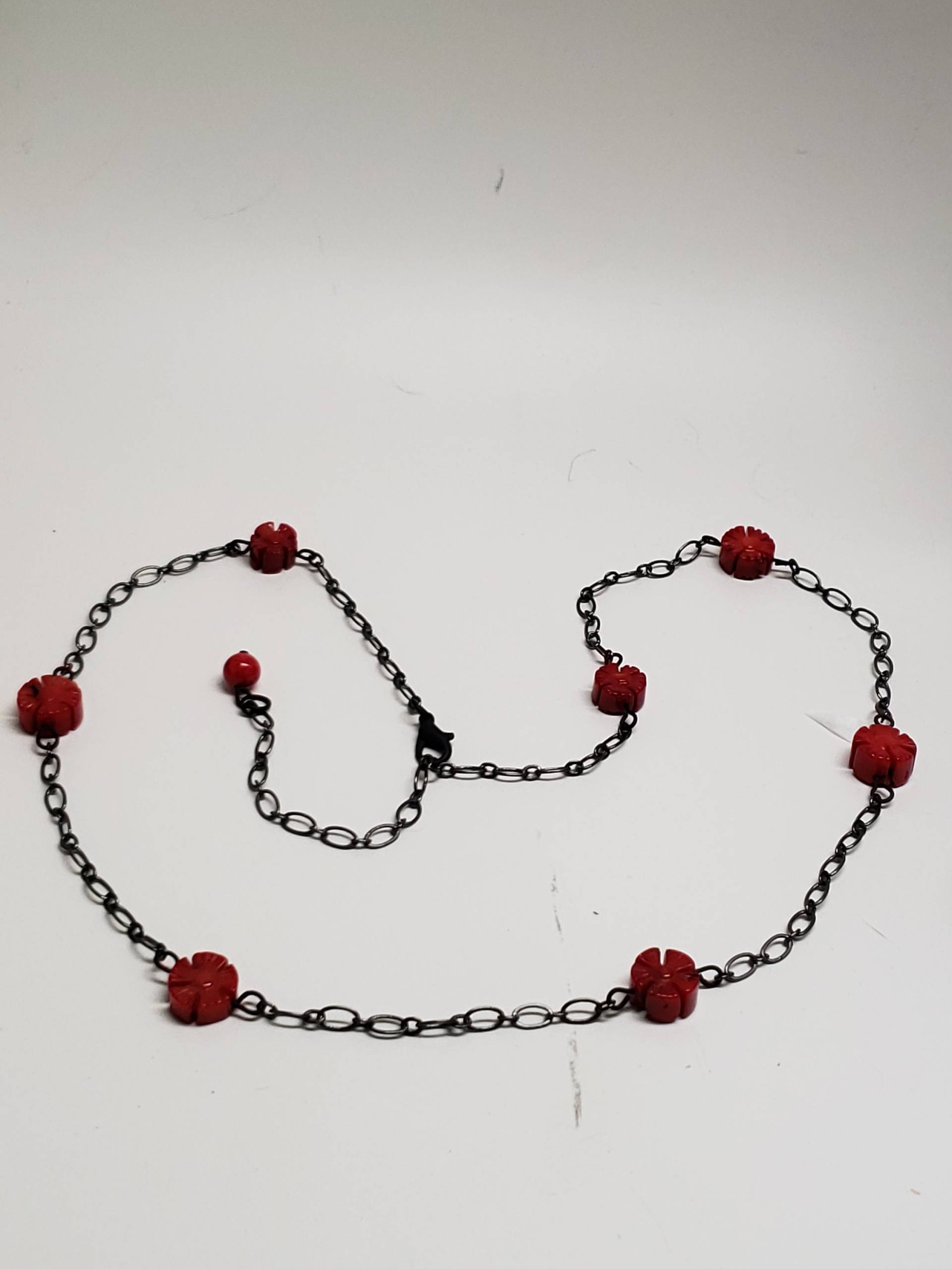 Koralle Edelstein Rote Blume & Schwarzes Metall Kette/Ohrringe Koralle Edelstein Rote Blume & Schwarzes Metall Kette/Ohrringe von LittleFoxHaven