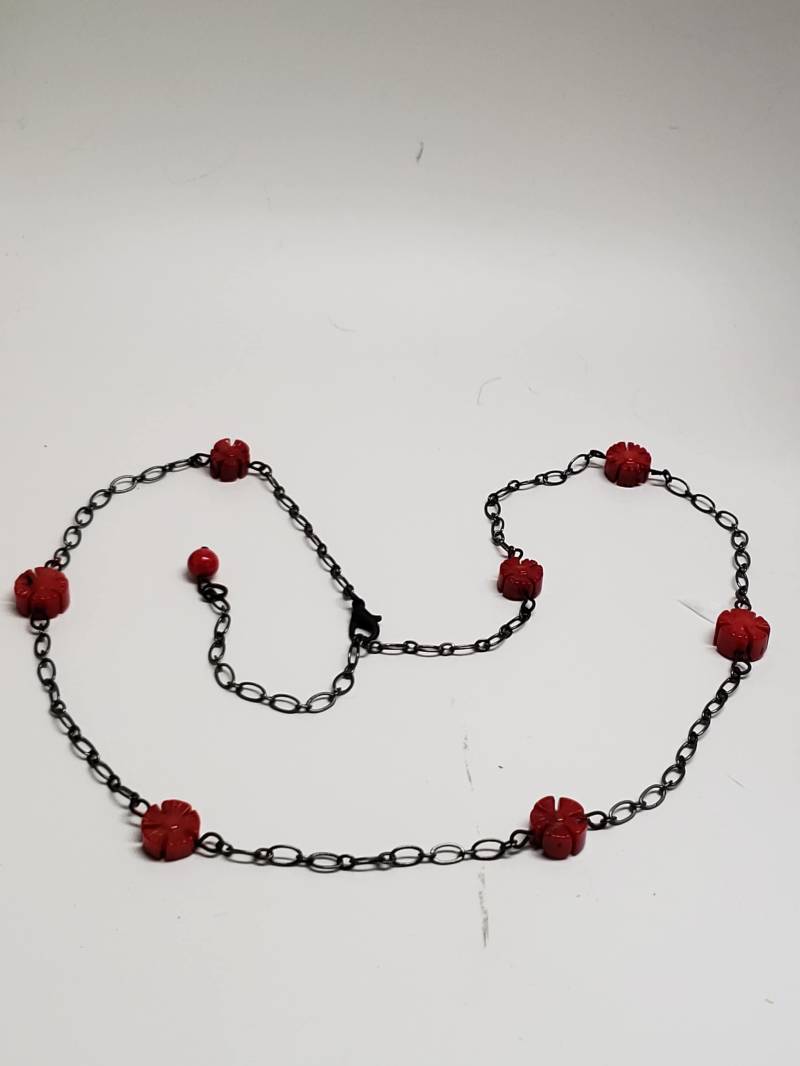 Koralle Edelstein Rote Blume & Schwarzes Metall Kette/Ohrringe Koralle Edelstein Rote Blume & Schwarzes Metall Kette/Ohrringe von LittleFoxHaven