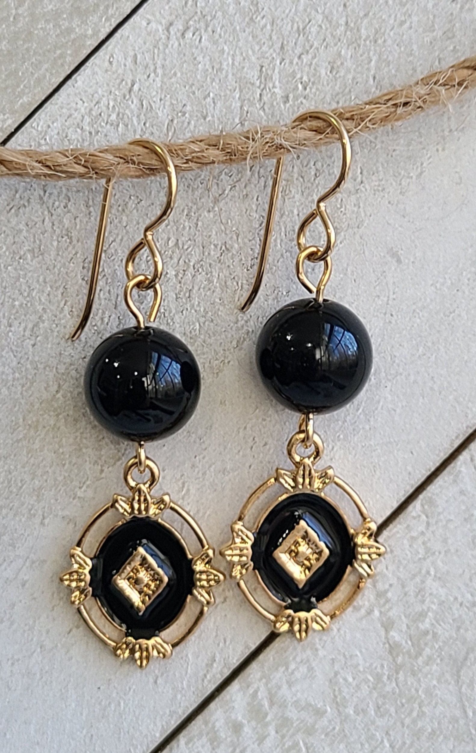 Schwarzer Onyx Edelstein Ohrringe Vergoldete Emaille Filigran 14Kt Gold-Gefüllte Ohrhaken 3, 5 cm Lang Schwarzer Onyx Edelstein Ohrringe Vergoldete Emaille Filigran 14Kt Gold-Gefüllte Ohrhaken 3, 5 cm Lang von LittleFoxHaven