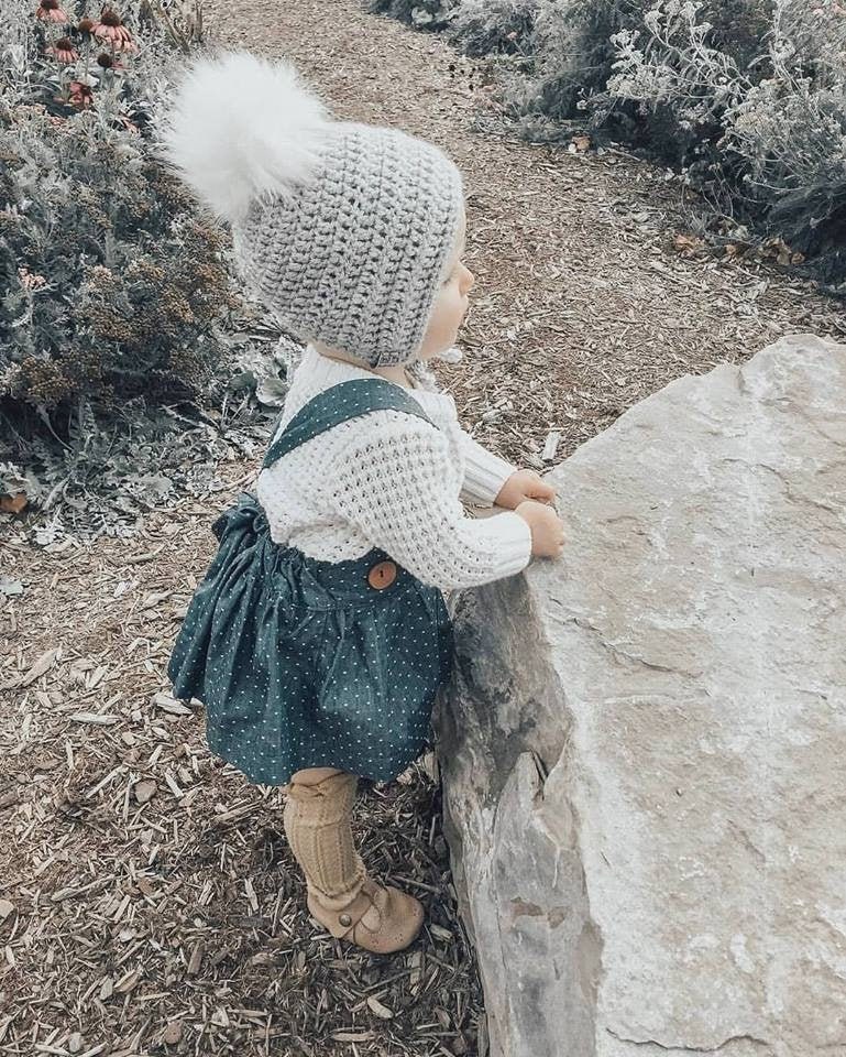 Gehäkelte Kunstfell Pompom Bonnet/Vintage Häkelhaube Gehäkelte Kunstfell Pompom Bonnet/Vintage Häkelhaube von LittleFoxThreads