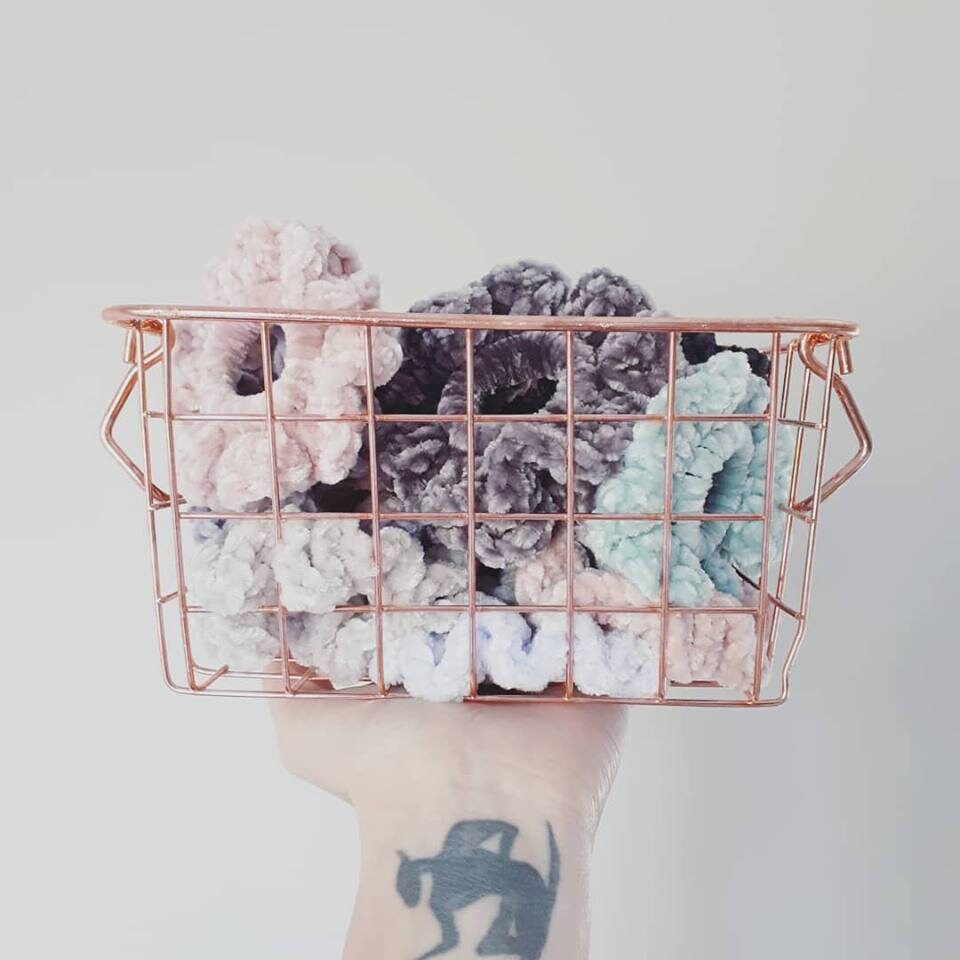 Gehäkelter Samt Scrunchie // Häkel Haargummi Gehäkelter Samt Scrunchie // Häkel Haargummi von LittleFoxThreads