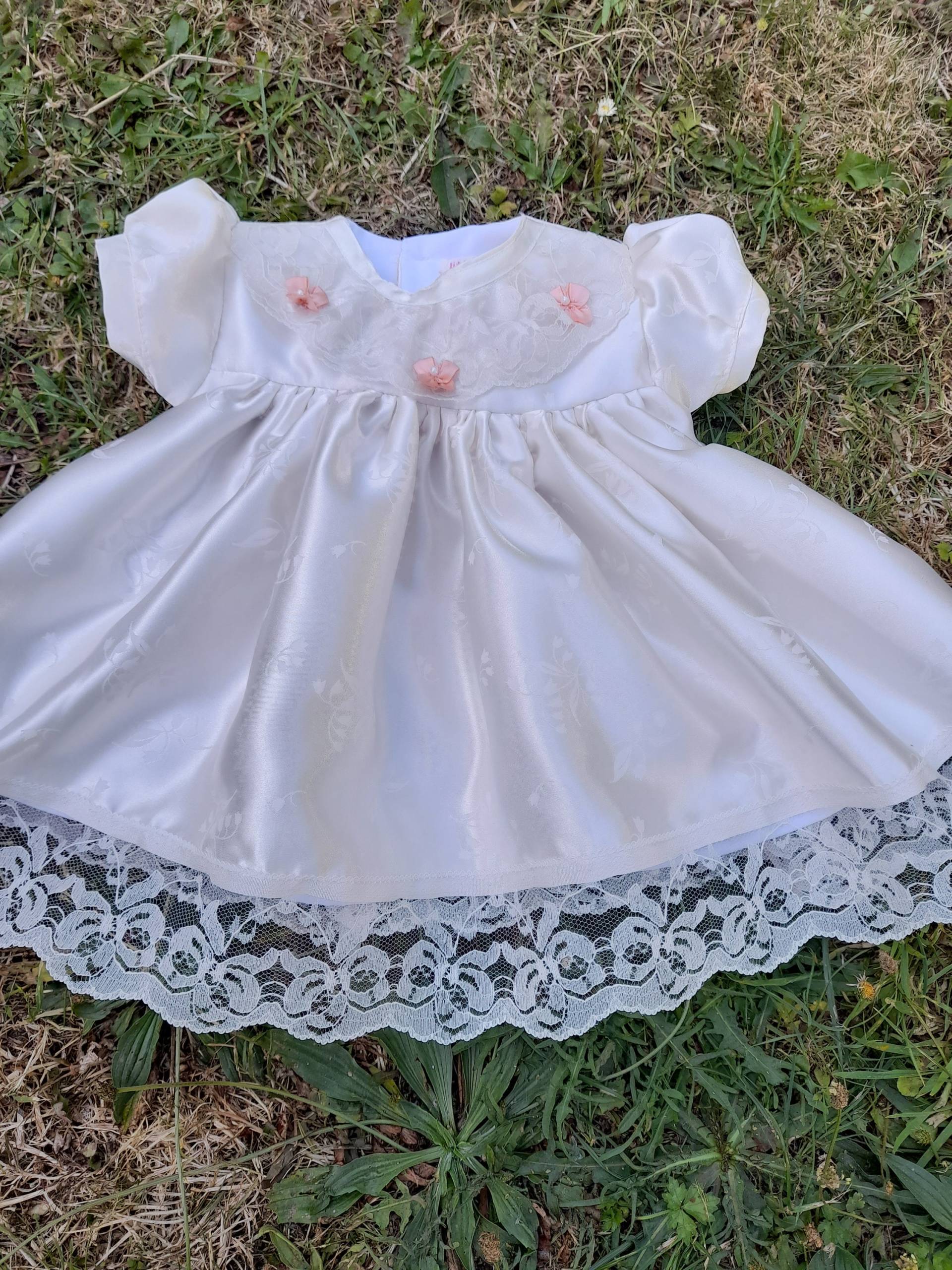 Baby Kleid Aus Weissem Satin Mit Lilien Blumen Design von LittleFrillsBaby