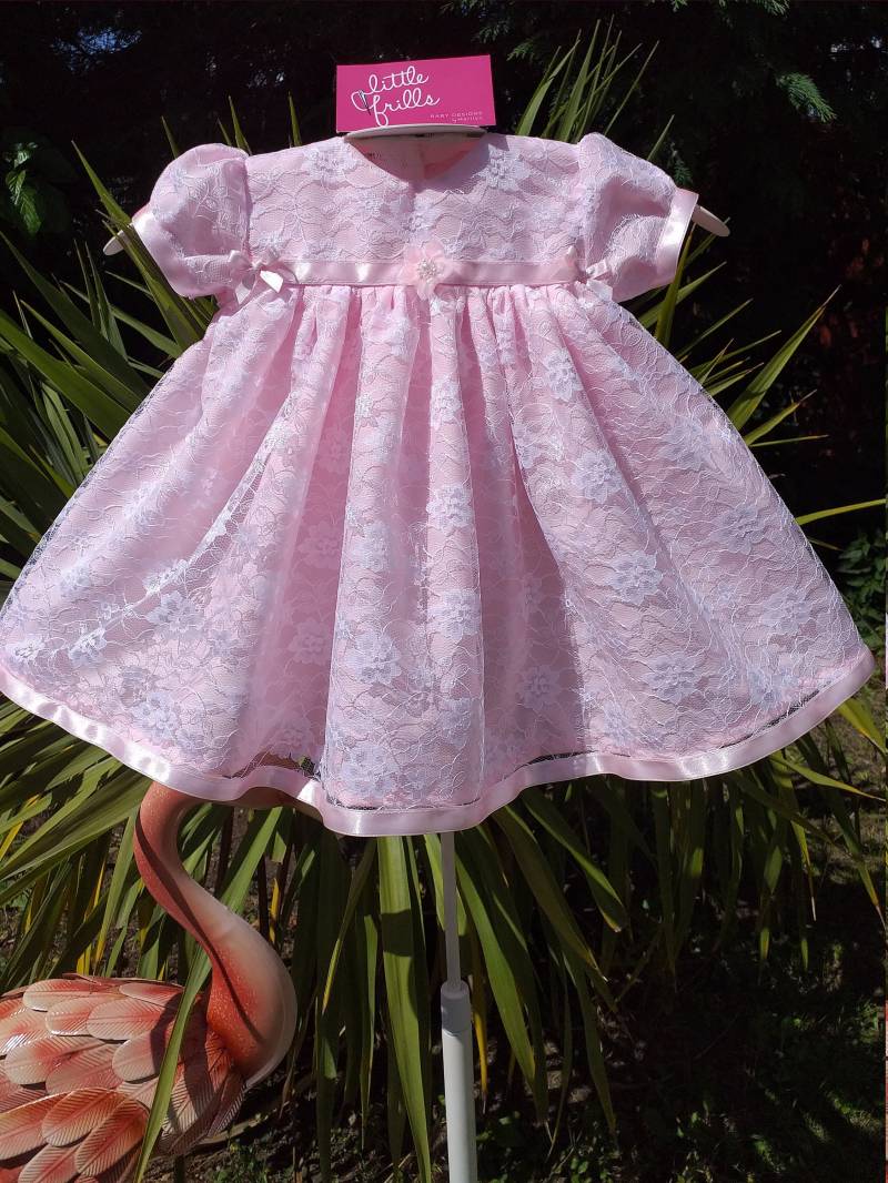 Faith - Weiße Spitze Über Rosa Baumwolle/Satin Babykleid von LittleFrillsBaby