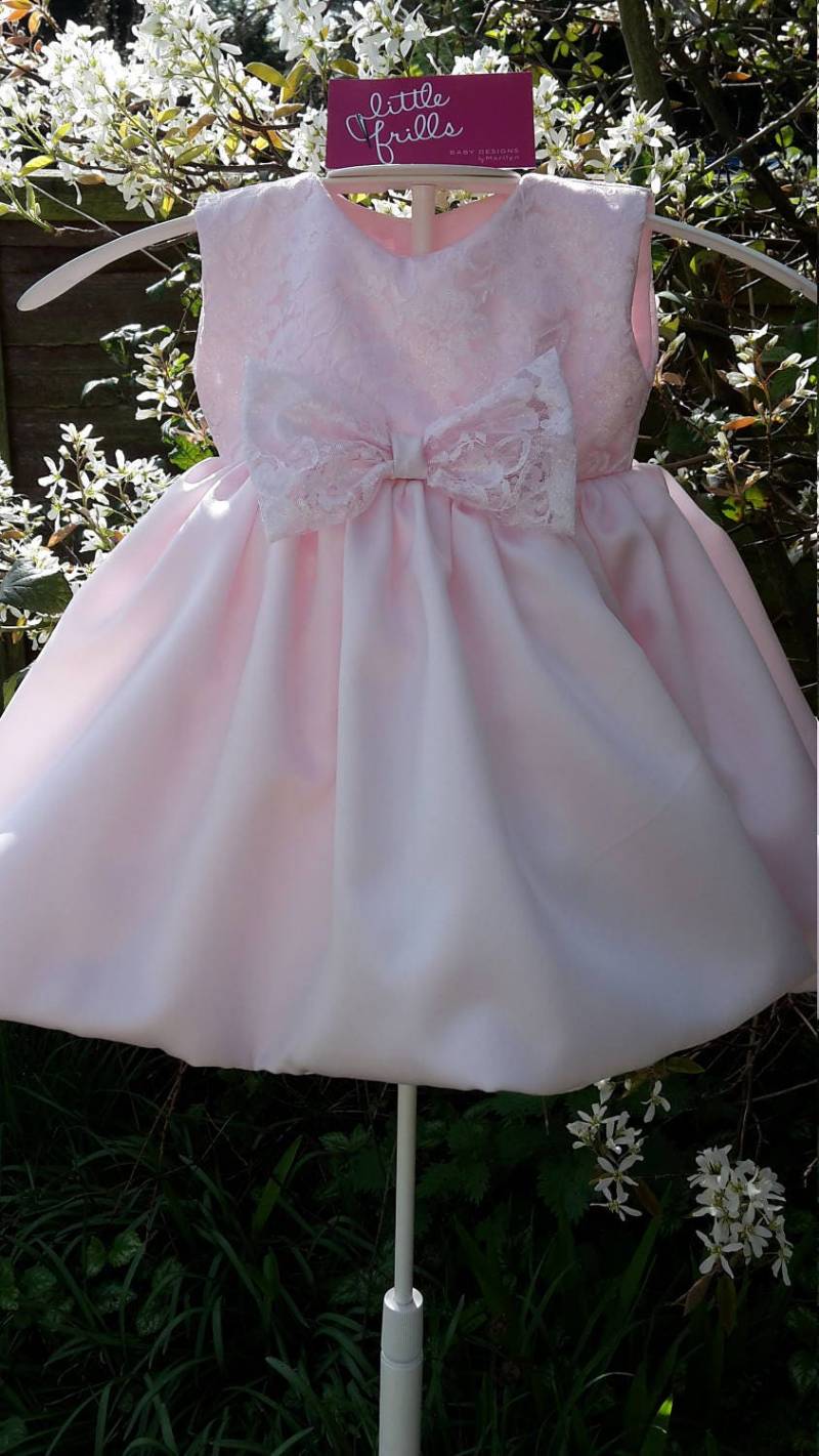 Weiches Rosa Satin Babykleid von LittleFrillsBaby