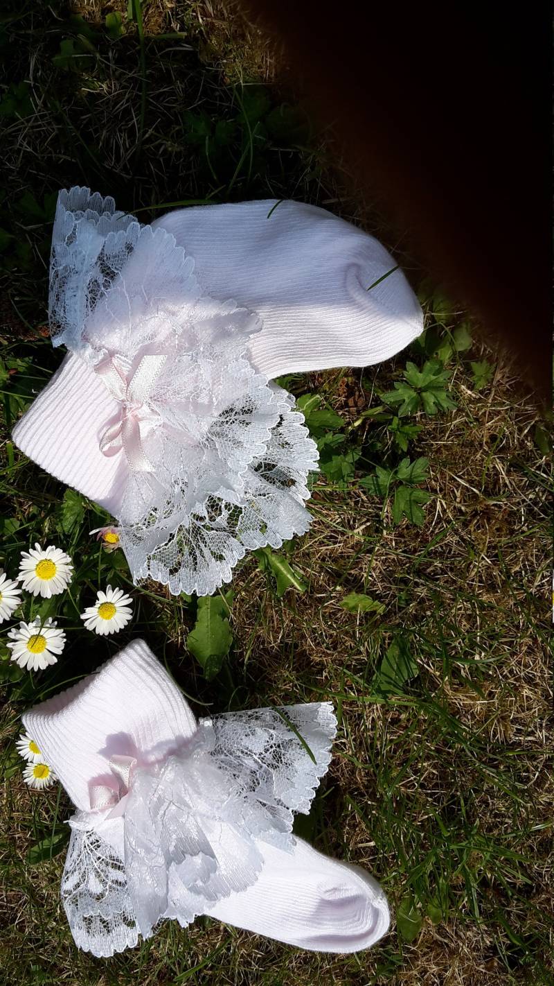Weiße Oder Rosa Spitze Eingefasste Babysocken von LittleFrillsBaby