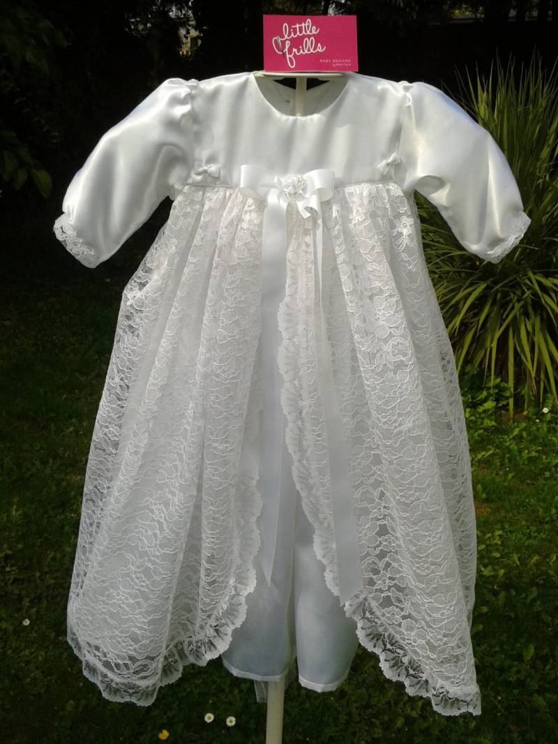 Wunderschönes Satin Und Spitze Taufkleid.61 cm Länge von LittleFrillsBaby