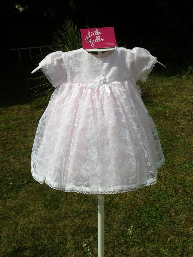 Zarte Weiße Spitze Auf Rosa Baumwollstoff von LittleFrillsBaby