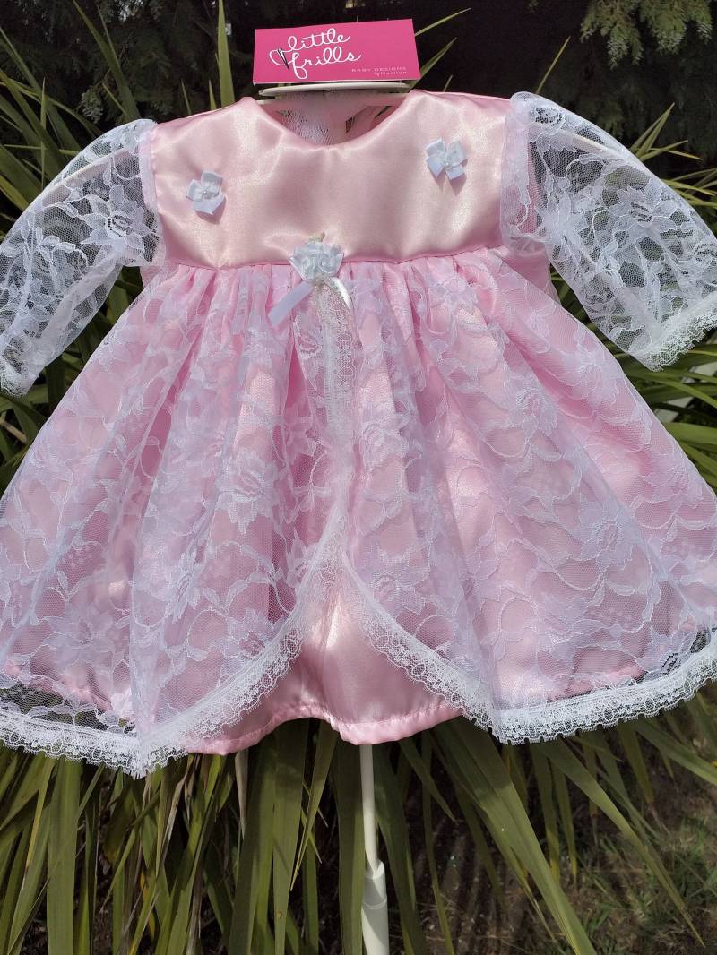 Ziemlich Rosa Satin Und Spitze Party Kleid von LittleFrillsBaby