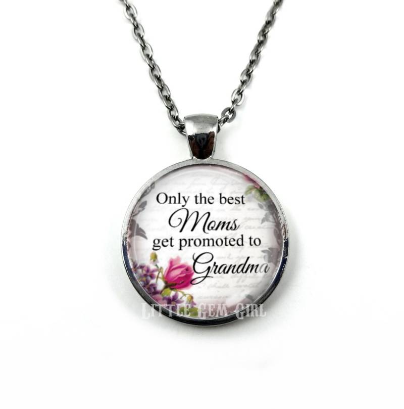 Beste Mütter Werden Zur Oma-Anhänger-Halskette Befördert - Personalisiertes Muttertagsgeschenk-Schwangerschaftsankündigungs-Enthüllung-Schmuck von LittleGemGirl