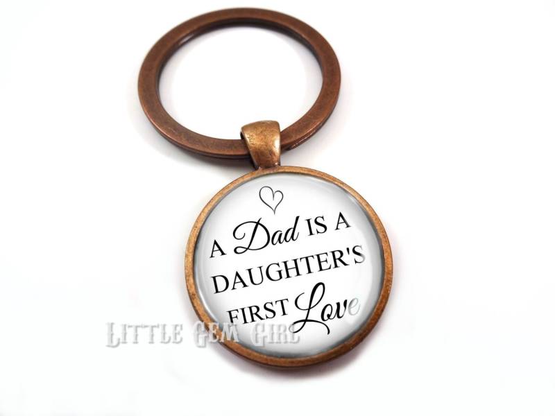 Dad A Daughter's First Love Schlüsselanhänger - Fathers Day Andenken Keychain Ring Vater Der Braut Hochzeitsgeschenk von LittleGemGirl