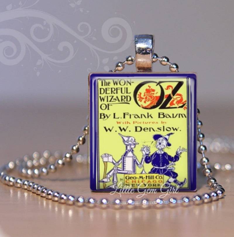 Der Wunderbare Zauberer Von Oz Vintage Buch Cover Halsketten Anhänger - Dorothy Tin Man Löwe Vogelscheuche Holz Scrabble Charms Schmuck von LittleGemGirl