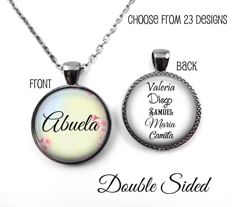 Doppelseitige Benutzerdefinierte Abuela Charm Halskette Mit Grandkids Namen Auf Der Rückseite - Muttertagsgeschenk 23 Designs, 4 Metall-Finishes von LittleGemGirl