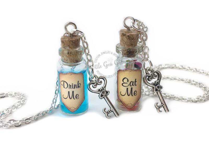 Eat Me Drink Flasche Halsketten-Set Original Design - Alice's Abenteuer Im Wunderland Blau Schimmernder Flüssigschlüsselanhänger Freundschaftskette von LittleGemGirl